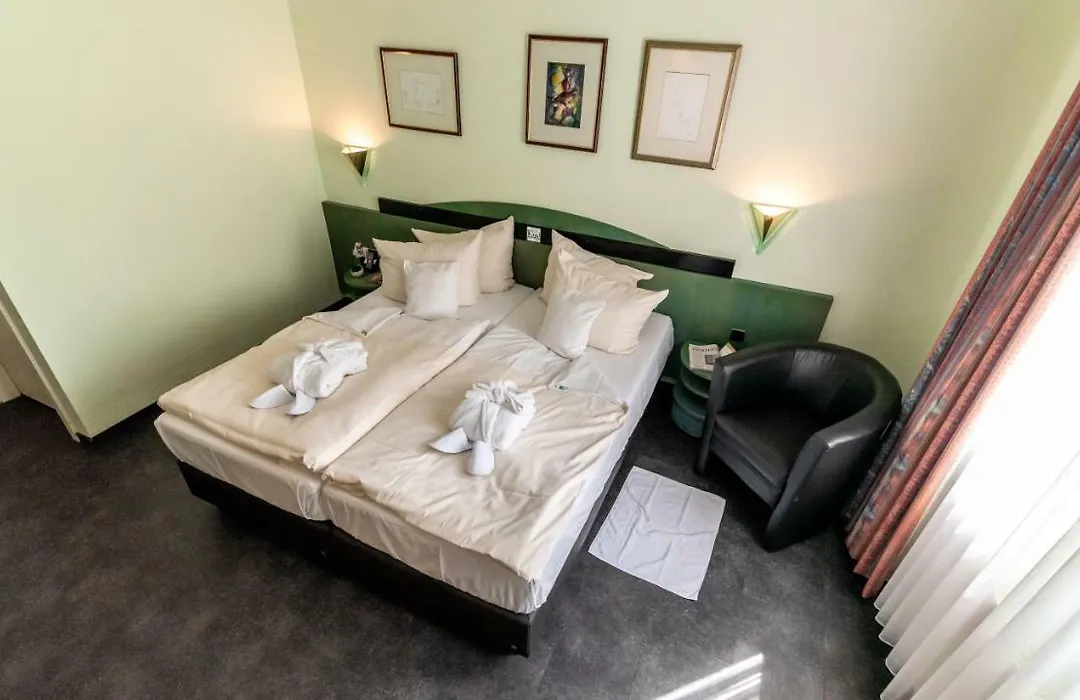 Royal Hotel-1